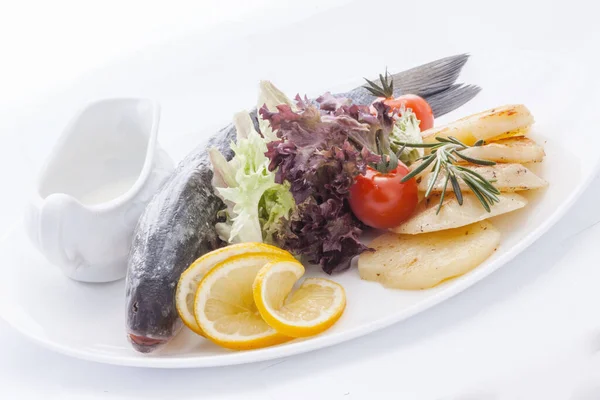 Pescado Horno Con Decoraciones Plato Sobre Fondo Blanco —  Fotos de Stock