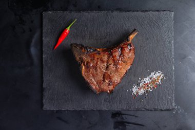 Taş gibi esmer arka planda kemiksiz biftek. Biftek evi