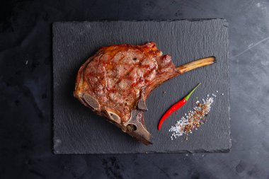 Taş gibi esmer arka planda kemiksiz biftek. Biftek evi