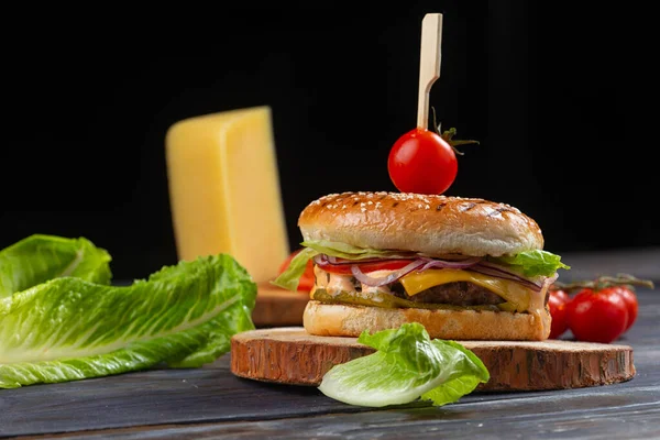 Hamburguesa Clásica Con Ensalada Tomates Aros Cebolla Queso Pepinos Sobre — Foto de Stock