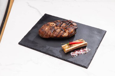 Biftek ve kemik taş bir levhada