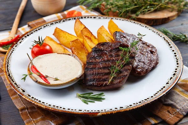 Zaftos Főtt Steak Fiatal Sült Burgonya — Stock Fotó