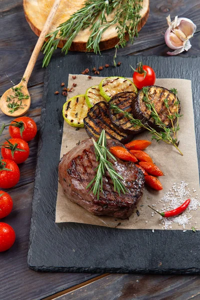 Bistecca Alla Griglia Verdure Una Porzione Originale Pietra — Foto Stock