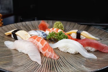 Tabaktaki deniz ürünlerinden çeşitli suşiler. seçici odak