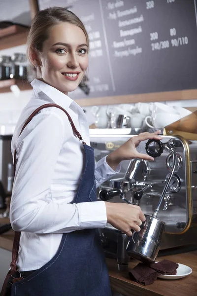  Genç barista kız kahve makinesinde kahve yapıyor.