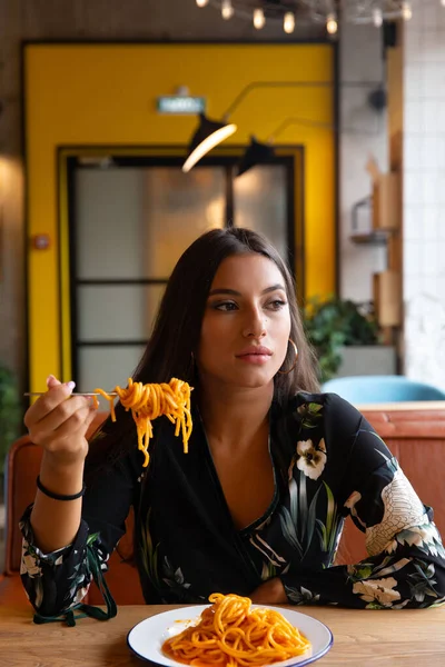 Une Jeune Fille Dans Café Mange Des Pâtes Focus Sélectif — Photo