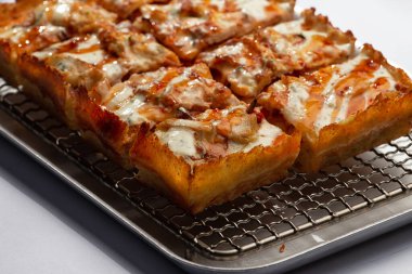 Demir tepside dilimlenmiş Detroit pizzası. seçici odak
