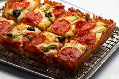 Demir tepside dilimlenmiş Detroit pizzası. seçici odak