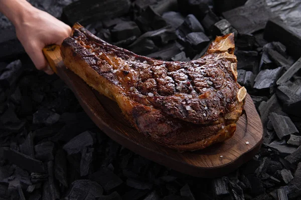Steak Tomahawk Grillé Sur Une Assiette Bois Prête Manger Sur — Photo