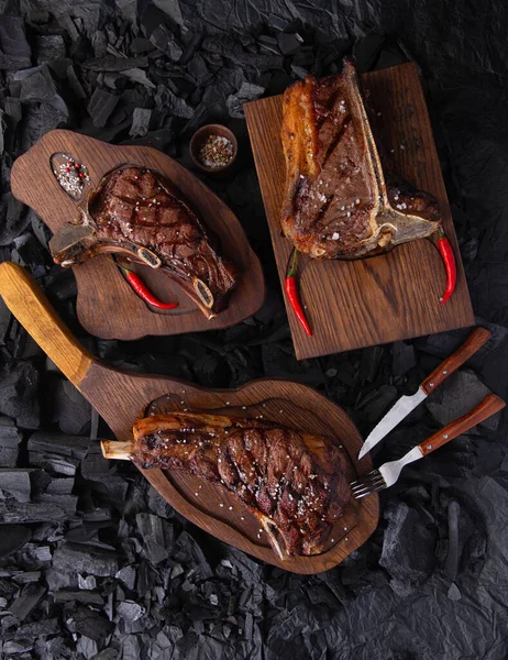 木製のまな板の上にストライプステーキ リビーステーキ トマホークステーキ — ストック写真