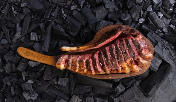 Steak Tomahawk Grillé Sur Une Assiette Bois Prête Manger Sur — Photo