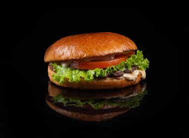Siyah arka planda izole edilmiş taze lezzetli burger. yakın plan