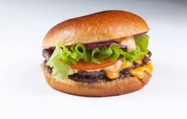 Beyaz arka planda izole edilmiş taze lezzetli burger. yakın plan