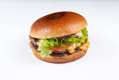 Beyaz arka planda izole edilmiş taze lezzetli burger. yakın plan