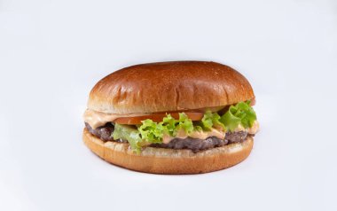 Beyaz arka planda izole edilmiş taze lezzetli burger. yakın plan