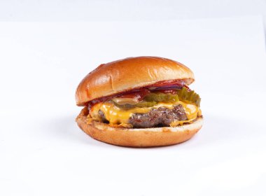 Beyaz arka planda izole edilmiş taze lezzetli burger. yakın plan