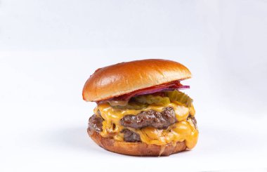 Beyaz arka planda izole edilmiş taze lezzetli burger. yakın plan