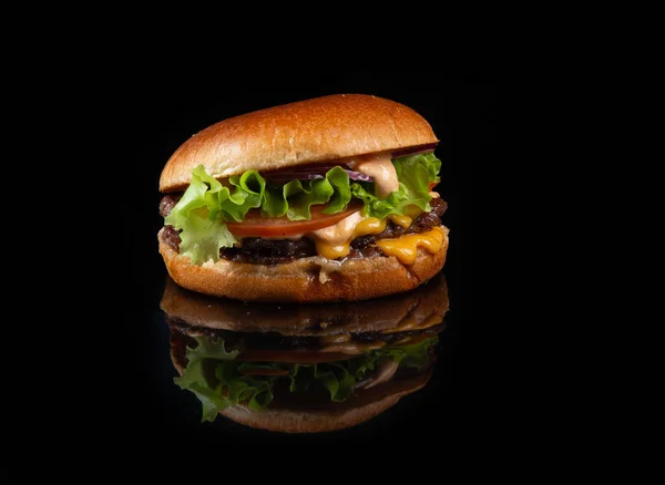 Świeże Smaczne Hamburgery Izolowane Czarnym Tle Zbliżenie — Zdjęcie stockowe