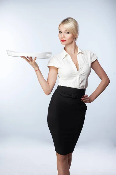 Chica Joven Camarera Con Una Bandeja Sobre Fondo Blanco — Foto de Stock