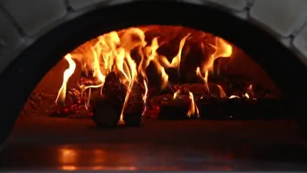 Fuego Arde Una Estufa Leña Horno Pizza — Vídeo de stock