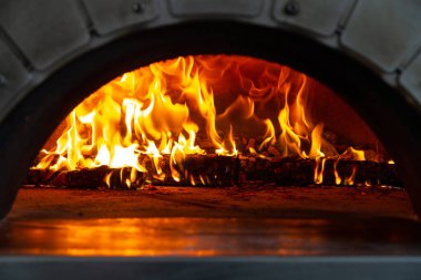 Pizza fırınında ateş yanıyor. seçici odak
