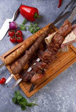 Gri taşlı arka planda çeşitli kebablar
