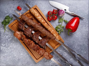 Gri taşlı arka planda çeşitli kebablar