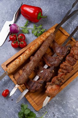 Gri taşlı arka planda çeşitli kebablar