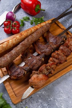 Gri taşlı arka planda çeşitli kebablar