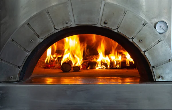 Pizza fırınında ateş yanıyor. seçici odak