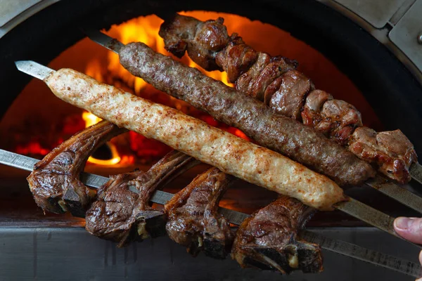 Kebab Een Achtergrond Van Een Vlam Oven — Stockfoto