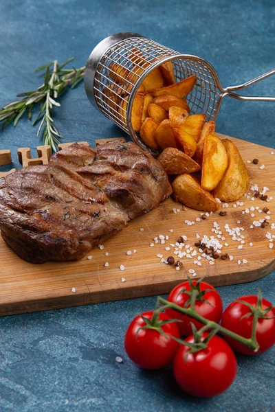 Bistecca Cunei Patate Piatto Legno — Foto Stock