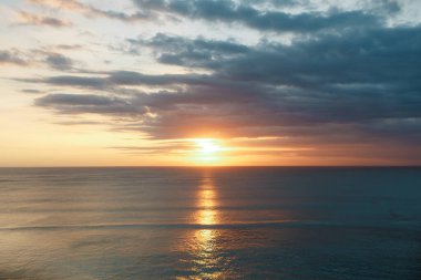 Sonsuz ufkuyla inanılmaz sahil günbatımı.