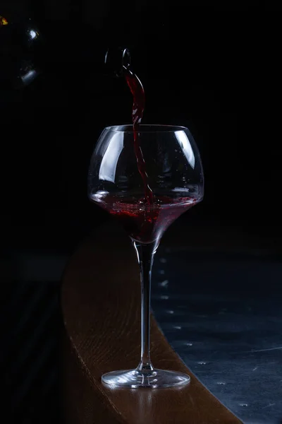 Verser Vin Rouge Dans Verre Bar — Photo