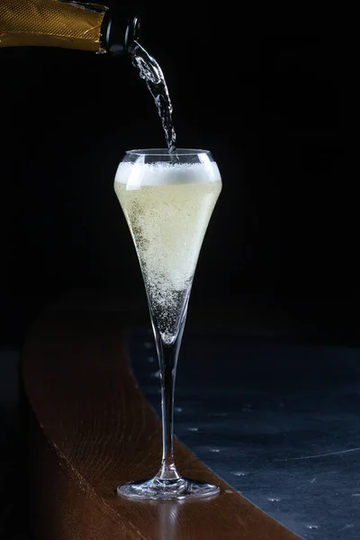 Köpüklü Şarap Tezgahtaki Bir Bardağa Dökülür Şampanya — Stok fotoğraf