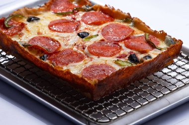 Demir tepside Detroit pizzası. seçici odak