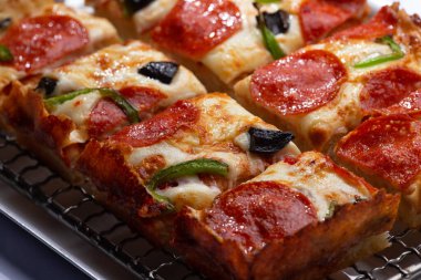 Demir tepside Detroit pizzası. seçici odak