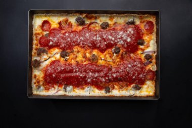 Demir tepside, arka planda Detroit pizzası. seçici odak