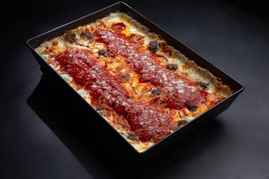 Demir tepside, arka planda Detroit pizzası. seçici odak