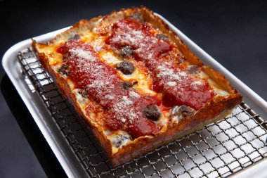 Demir tepside, arka planda Detroit pizzası. seçici odak