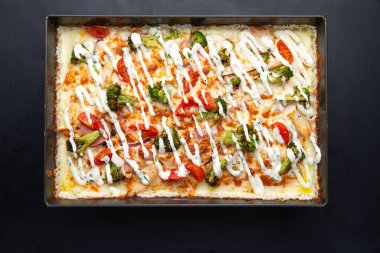Demir tepside, arka planda Detroit pizzası. seçici odak