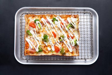 Demir tepside, arka planda Detroit pizzası. seçici odak