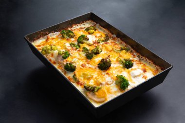 Demir tepside, arka planda Detroit pizzası. seçici odak