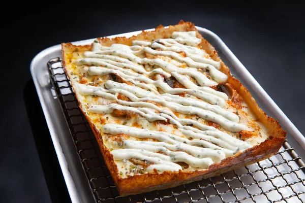 Detroit Pizza Auf Einem Eisernen Tablett Vor Dunklem Hintergrund Selektiver — Stockfoto