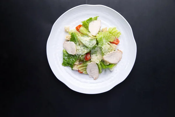 Salade Met Kip Een Bord Een Donkere Achtergrond — Stockfoto