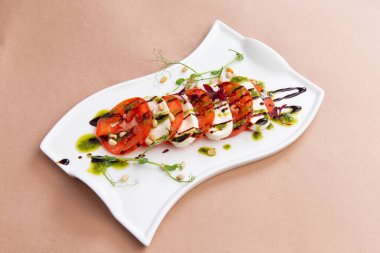 Aperatifi tabakta hazırla. Domates ve mozzarella peyniri. kahverengi bir arkaplanda