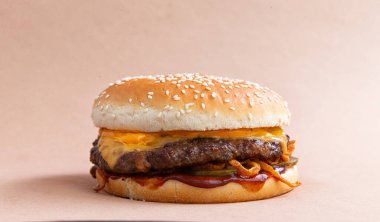 Kahverengi arka planda peynirli klasik burger. yakın plan