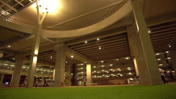 4 k. ροή της κυκλοφορίας που εισέρχονται Διεθνές Αεροδρόμιο του Πουκέτ, το βράδυ. — Αρχείο Βίντεο