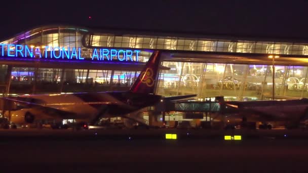 Lassan csúszott a éjszakai kilátás új terminál, a Phuket nemzetközi repülőterétől. Thaiföld. — Stock videók