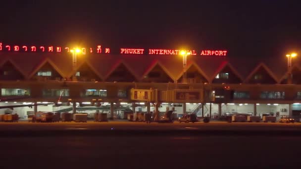 Langsam gleitende Nachtsicht auf das neue Terminal des internationalen Flughafens von Phuket. Thailand. — Stockvideo